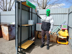 Камышане обсуждают в соцсетях, нужны ли в городе стеллажи у мусорок для пригодных вещей  