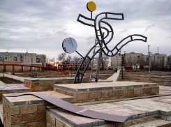 «Бегуну» в парке Текстильщиков в Камышине приделали голову или что-то наподобие