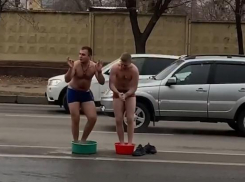 Оригиналы в плавках и с тазиками убрали ролик из Сети после административного разбирательства (ВИДЕО)