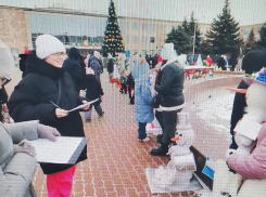 Победитель-снеговик в Камышине «потянул» на 5 тысяч рублей на веселом «дефиле» у ДК «Текстильщик»