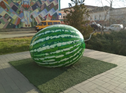 К памятнику камышинскому Арбузу на улице Пролетарской приделали новый хвостик, хотя и не такой кокетливый, как прежний