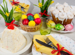 Старший священник Никольского собора Камышина отец Алексий  о благословении пасхальных куличей дома