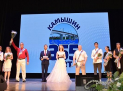 По какому случаю в Камышине ведущая ДК «Текстильщик» надела «свадебное» платье