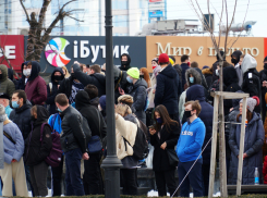 Поколение «зумеров» и «тик-токеров» вышло на тусовку, один из участников акции залез на памятник и снял штаны (ВИДЕО), - «Блокнот Краснодара»