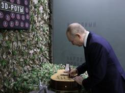 «Директору» Николаю, с уважением, Владимир Путин», - написал президент России на гитаре бойцу СВО из Волгограда
