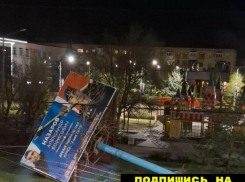 В Камышине ветер разбушевался настолько, что начал валить рекламные щиты