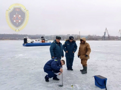 Спасатели замеряли толщину льда в рыбацких местах в Камышине - все небезопасно