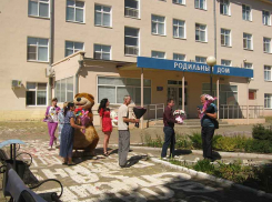 Камышане придумывают веселые мини-спектакли, встречая новорожденных у роддома 