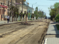 Дорожники обещают потрясти воображение камышан проезжей частью в 9 метров на улице Октябрьской и похоронить «вечную лужу» на ней