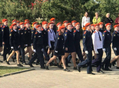 В Камышине школьники прорепетировали марш в Праздник Победы на аллее у администрации