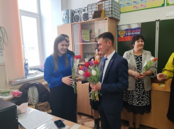 Накануне 8 марта глава далекого села Усть-Грязнуха в Камышинском районе пришёл в школу с охапкой тюльпанов