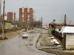 Автоледи с ребенком на иномарке снесла световую опору в Камышине