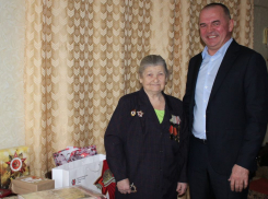 Депутат камышан в Облдуме бизнесмен Дмитрий Крикунов подарил кондиционер ветеранке, починил ей окно  и поучаствовал в фотосессии