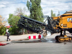 В Камышине техника приступает к удалению старого асфальта с проезжей части перекрытой улицы Крупской