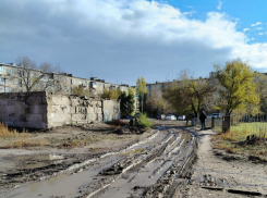 Камышан «взорвала» внутриквартальная дорога-месиво в центре города