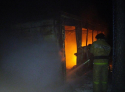 В Камышине на территории Аэродрома сгорели вагончики столовой и котельной 