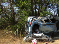 Путешественница на дороге южного направления с полным салоном улетела в кювет: женщина, девушка и две девочки отправились к хирургам