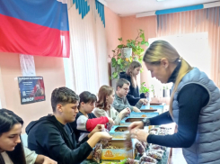 Витаминных фруктово-ореховых смесей наготовили для бойцов на линии соприкосновения в глубинке Камышинского района