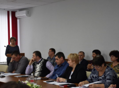 Администрация Камышинского муниципального района платит зарплату начальнику пиар-учреждения  больше, чем начальнику учреждения ЖКХ