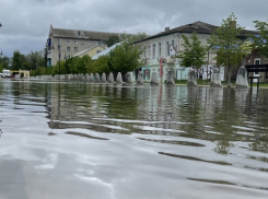 Дождь, который постепенно смещается в сторону Камышина, превратил Урюпинск в Венецию (ВИДЕО)