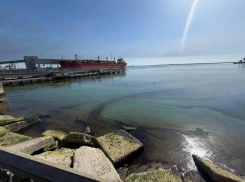 Нефтяной дождь и огромное пятно в море: атака ВСУ привела к экологической угрозе в Туапсе