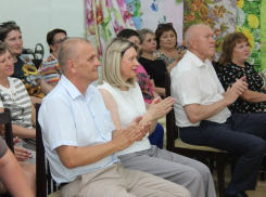 На торжества к текстильщикам глава Камышина Станислав Зинченко не пришел, но грамоты от себя прислал
