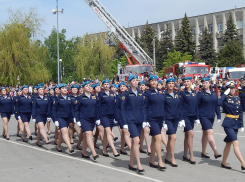 В «женском городе» Камышине девушки стали украшением торжественной церемонии в честь Дня Победы