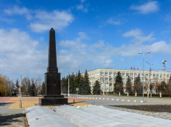 Пенсионерка из Камышина Татьяна Стужук прибыла на прием к губернатору с неотложной проблемой: срочно благоустроить площадь у новой стелы! 