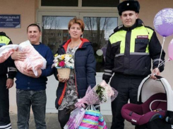 Сотрудники Гоставтоинспекции Камышина с включенными маячками вовремя домчали беременную до камышинского роддома