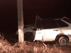 Водитель отечественной легковушки чудом остался жив, врезавшись ночью в столб