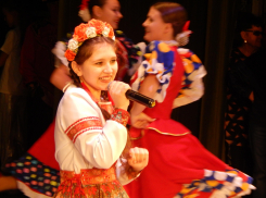 В Камышине на концерте в честь Дня единства исполнители со сцены спустились в зал, станцевали и спели вместе  со зрителями