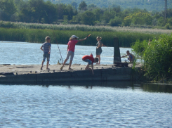 Опасное место для рыбалки и купания выбрали для себя мальчишки на затопленной барже в Камышине