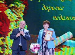 В преддверии Дня учителя в гостеприимном Петроввальском ДК чествовали педагогов Камышинского района