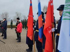 Людская река в Камышине на Аллее героев: 2 февраля у памятного знака погибшим проходит митинг памяти