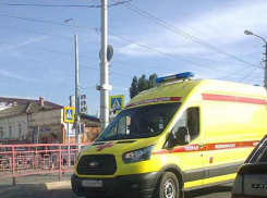 После столкновения автомобилей в Камышине, спровоцированного дамой за рулем, в больницу увезли трехлетнего малыша