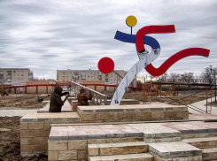 В Камышине с металлического «бегуна» в парке Текстильщиков сняли упаковочную ленту, и он покраснел и посинел одновременно