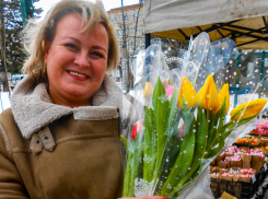 Море весенних цветов хлынуло на улицы Камышина перед Женским днем