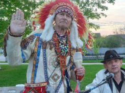 Зрители с любопытством приобщились к концертам на траве гостя-барда и камышанина - «индейца»