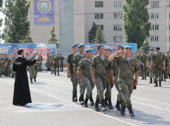 В Камышине воинов-десантников благословили на ратный труд  заместитель комбрига и святой отец