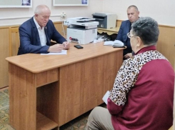 Спикер Камышинской городской думы Владимир Пономарев что-то взял на контроль