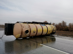 Сотрудники ГИБДД устанавливают обстоятельства жутковатого ДТП с цистерной, в котором сегодня, 16 октября, тяжело ранены 5 человек (ВИДЕО)