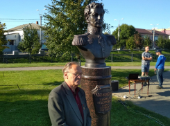 В Камышин на открытие бюста генерал-лейтенанта Казачковского приехал его праправнук и опустил на воду цветы у места погребения героя