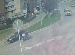 Камышане показали в соцсетях, как из-за ямы с песком на проезжей части в Камышине пострадал мотоциклист (ВИДЕО)