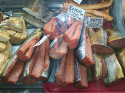 Под разговоры о бедности камышане пришли в «Дружбу» купить красной икры и дальневосточной рыбы к Новому году