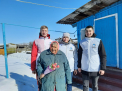 В глубинке Камышинского района молодые волонтеры отправились с букетами поздравлять женщин-ветеранов