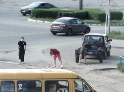 В Камышине водители авто от безысходности вынуждены останавливаться на дороге, чтобы чем-то заделать самые опасные ямы на своем пути