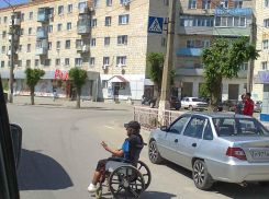Водители в шоке: между машин на Ленина протискивается на коляске инвалид и еще рукой всем машет! - камышанин