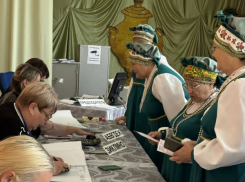 В Камышинском районе участницы народного ансамбля песни «Матаня» оказались самыми нарядными на местных выборах