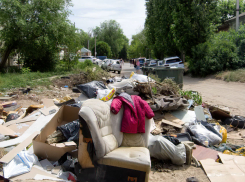 Жуткая мусорка с диванами и креслами продолжает уродовать улицу Лазарева у центрального парка Камышина