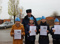 В Камышине дети вручают водителям письма с призывами о соблюдении ПДД 